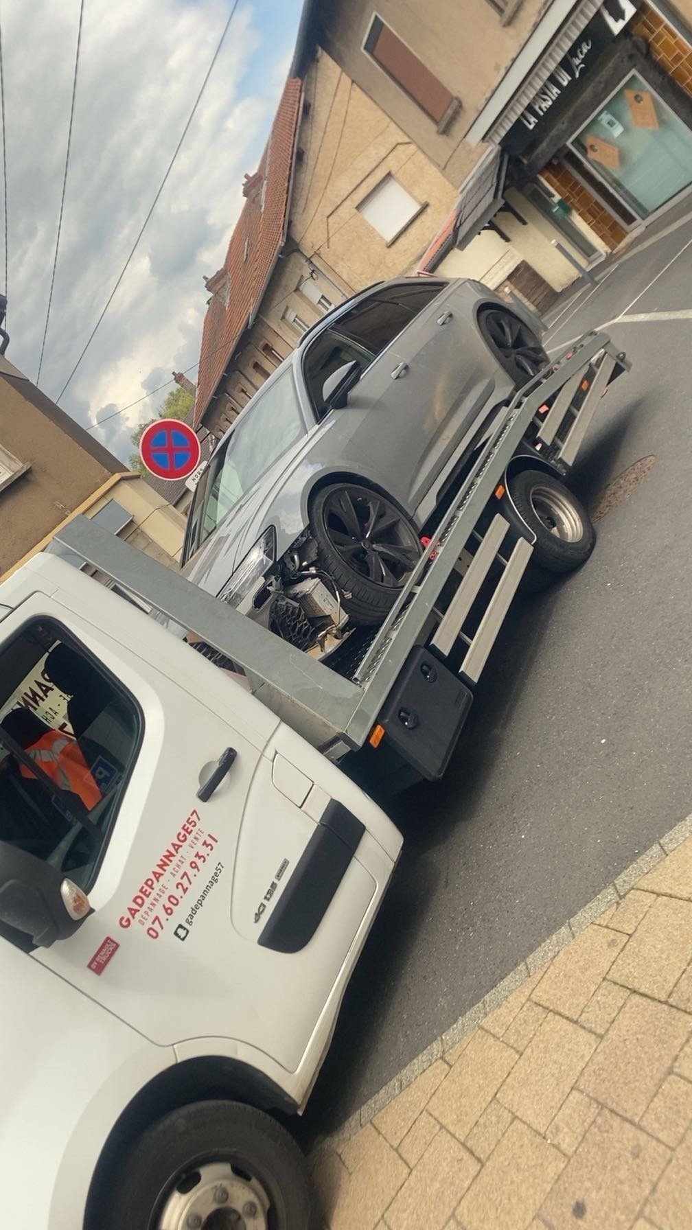 Dépanneuse plateau GA Dépannage chargée d’un SUV gris dans une rue